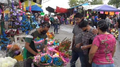 Panteones reciben cientos de visitantes por D&iacute;a de Muertos