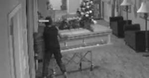 Mujer roba un ata&uacute;d con todo y cuerpo dentro