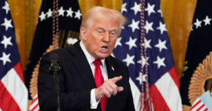 Donald Trump advierte que &laquo;no bromea&raquo; sobre buscar un tercer mandato