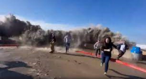 Ola gigante impacta playa en California; hay al menos 8 heridos