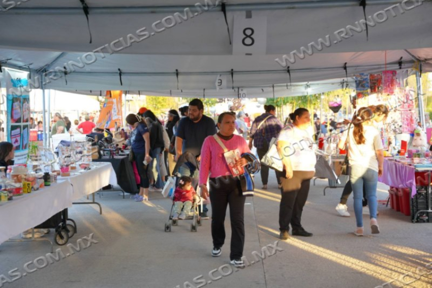 TODO LISTO PARA EL BAZAR REVOLUCIONARIO EN EL PARQUE MENDOZA