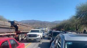 Bloquean la carretera a Jaumave en protesta por cobro de cuota