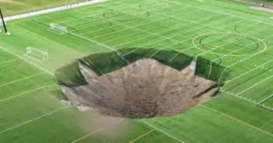 Captan momento en que socav&oacute;n &ldquo;se traga&rdquo; canchas de futbol