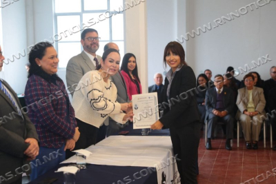 ENCABEZA CARMEN LILIA CANTUROSAS ENTREGA DE T&Iacute;TULOS UNIVERSITARIOS A ESTUDIANTES BENEFICIADOS CON BECA UNE
