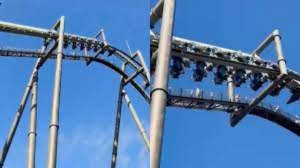 Monta&ntilde;a rusa sufre falla y deja de cabeza a pasajeros casi una hora