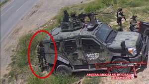 VIDEO MILITARES ROBAN ARMAS Y EQUIPO TÁCTICO A CIVILES QUE EJECUTARON EXTRAJUDICIALMENTE.
