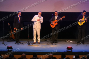 DISFRUTAN FAMILIAS CONCIERTO DE FRANCISCO C&Eacute;SPEDES A BENEFICIO DEL DIF