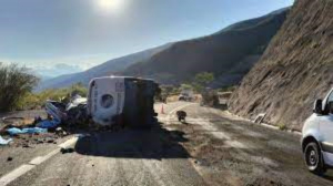 Accidente de autob&uacute;s en Oaxaca deja al menos 18 migrantes muertos