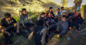 Agentes descubren a 12 migrantes dentro de un escondite en el sector de Laredo