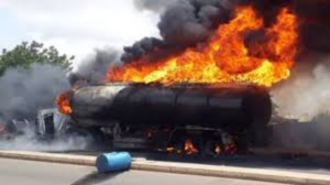 Hac&iacute;an rapi&ntilde;a de gasolina en un cami&oacute;n accidentado y explot&oacute;, hay m&aacute;s 100 muertos. Ocurri&oacute; en Nigeria