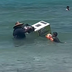 Hombre se mete al mar a vender sus helados y se vuelve viral