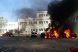 Estudiantes de Ayotzinapa incendian ocho veh&iacute;culos de la fiscal&iacute;a de Chilpancingo