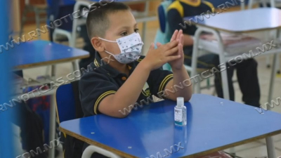 Contin&uacute;an escuelas con filtros sanitarios pese baja del covid