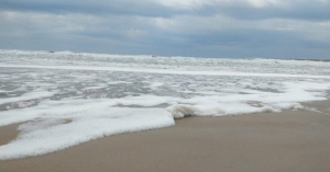 Playa Miramar vuelve a llenarse de espuma