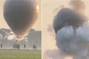 Globo aerost&aacute;tico explota en el aire y cae