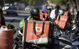 Buscan meter en regla a Didi, Rappi y Uber
