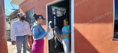 ENTREGA SISTEMA DIF DESPENSAS, COBIJAS Y JUGUETES A FAMILIAS NECESITADAS