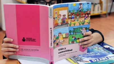 Cárcel de hasta 9 años a los maestros que distribuyan los libros : Unión de padres de familia