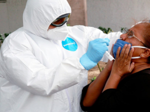 Pico de casos de covid-19 e influenza llegar&aacute; en enero: especialista