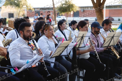DISFRUTAN NEOLAREDENSES M&Uacute;SICA EN VIVO EN LA PLAZA PRIMERO DE MAYO