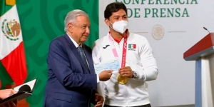 Entrega AMLO premios econ&oacute;micos a atletas