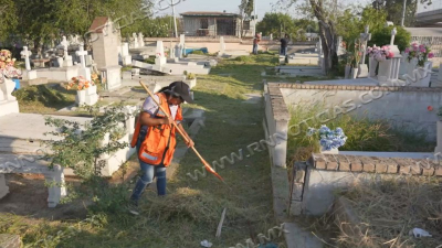 Limpian panteones municipales para prevenir accidentes a los miles de visitantes este D&iacute;a de Muertos