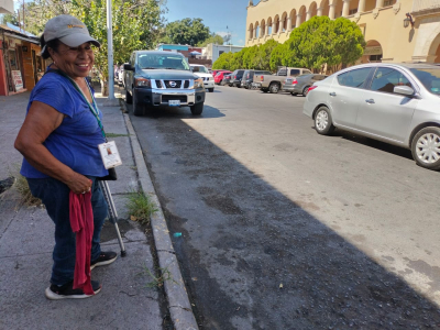 VIDEO Abuelita con muleta de 65 a&ntilde;os lleva m&aacute;s de 20 a&ntilde;os de franelera
