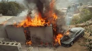 Conecta su Tesla a poste con ‘diablitos’; quema su casa y su auto