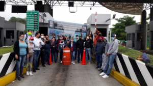 Maestros de la CNTE toman casetas y bloquean carreteras de Michoac&aacute;n