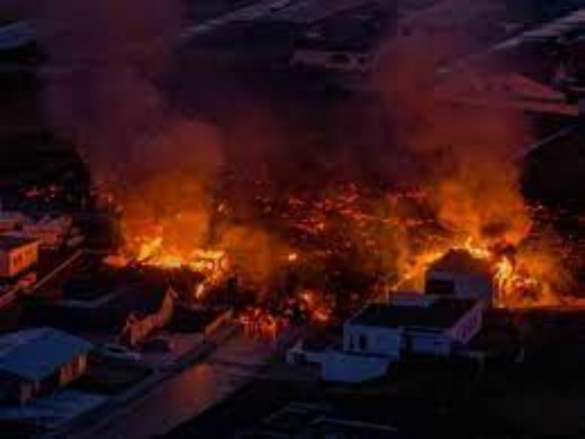 Lava volc&aacute;nica consume casas en Islandia