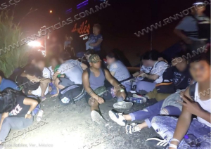 Se descarrila camioneta con 27 migrantes extranjeros en carretera de Veracruz; fueron auxiliados por INM, servicios de emergencia y elementos de seguridad
