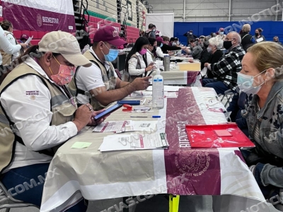 Entregan tarjetas para apoyos de 65 y m&aacute;s