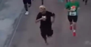 Ebrio en chanclas se une a carrera de 8 km y le gana a atletas entrenados