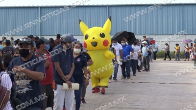 Joven se disfraza de PIKACHU para vacunarse contra el covid en Nuevo Laredo