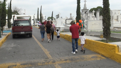 VIDEO Registran  panteones buena afluencia de visitantes por D&iacute;a de las Madres