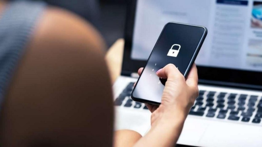 Alertan por falsas ofertas de empleo en el extranjero a trav&eacute;s de WhatsApp