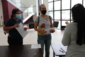 INICIA CON BUENA RESPUESTA ENTREGA DE SOLICITUDES PARA BECAS UNE