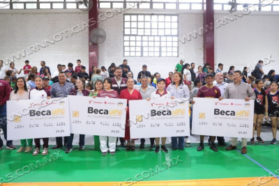 REALIZA GOBIERNO MUNICIPAL ENTREGA SIMB&Oacute;LICA DE BECAS DEPORTIVAS