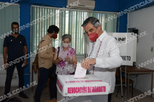 Am&eacute;rico vota y dice que se someter&iacute;a a una consulta de revocaci&oacute;n