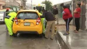 Mujer da a luz en un taxi, chofer se molesta y exige que lo lave