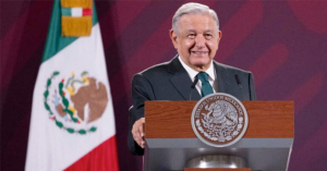 AMLO anuncia aumento de sueldo de 8.2% para los Maestros de M&eacute;xico