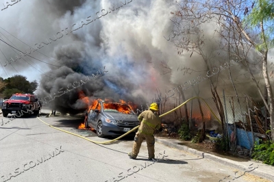 Consume incendio vivienda y camioneta en Nuevo Laredo