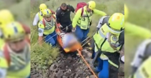 Rescatan a hombre que cayó 50 metros al interior de un volcán