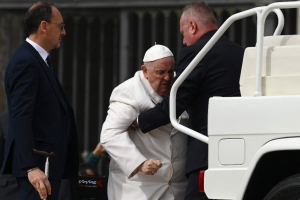 Hospitalizan al Papa Francisco por una infección respiratoria
