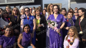 Conmemoran D&iacute;a internacional de la Mujer con abrazo a mitad de Puente Internacional