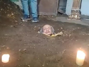 Abuelito se entierra vivo como protesta contra el gobierno y el abandono