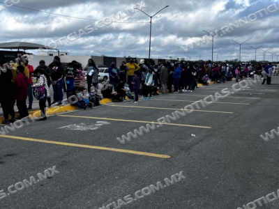 Se hacen filas kilom&eacute;tricas por vacunaci&oacute;n anticovid de menores de 5 a 11 a&ntilde;os