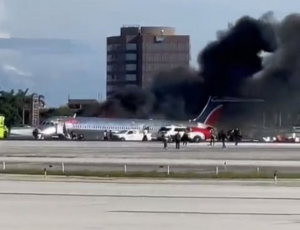 Se incendia avi&oacute;n con 126 personas a bordo tras aterrizar en Miami