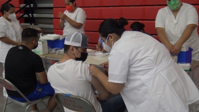 VIDEO Arranca la vacunaci&oacute;n anticovid para los j&oacute;venes en la frontera; hubo largas filas
