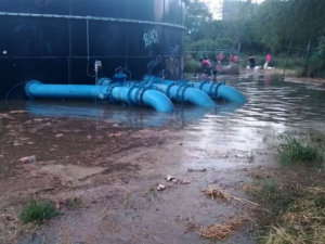 Ante falta de agua: regios saquean tinaco, da&ntilde;an tuber&iacute;a y provocan fuga